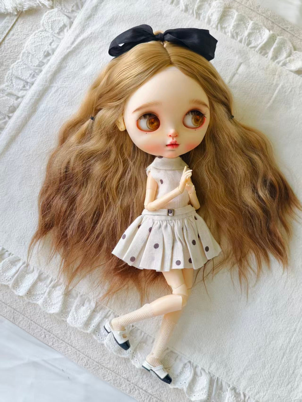 Linen Polka Dot Blythe Outfit On Doll Display | ToastDoll