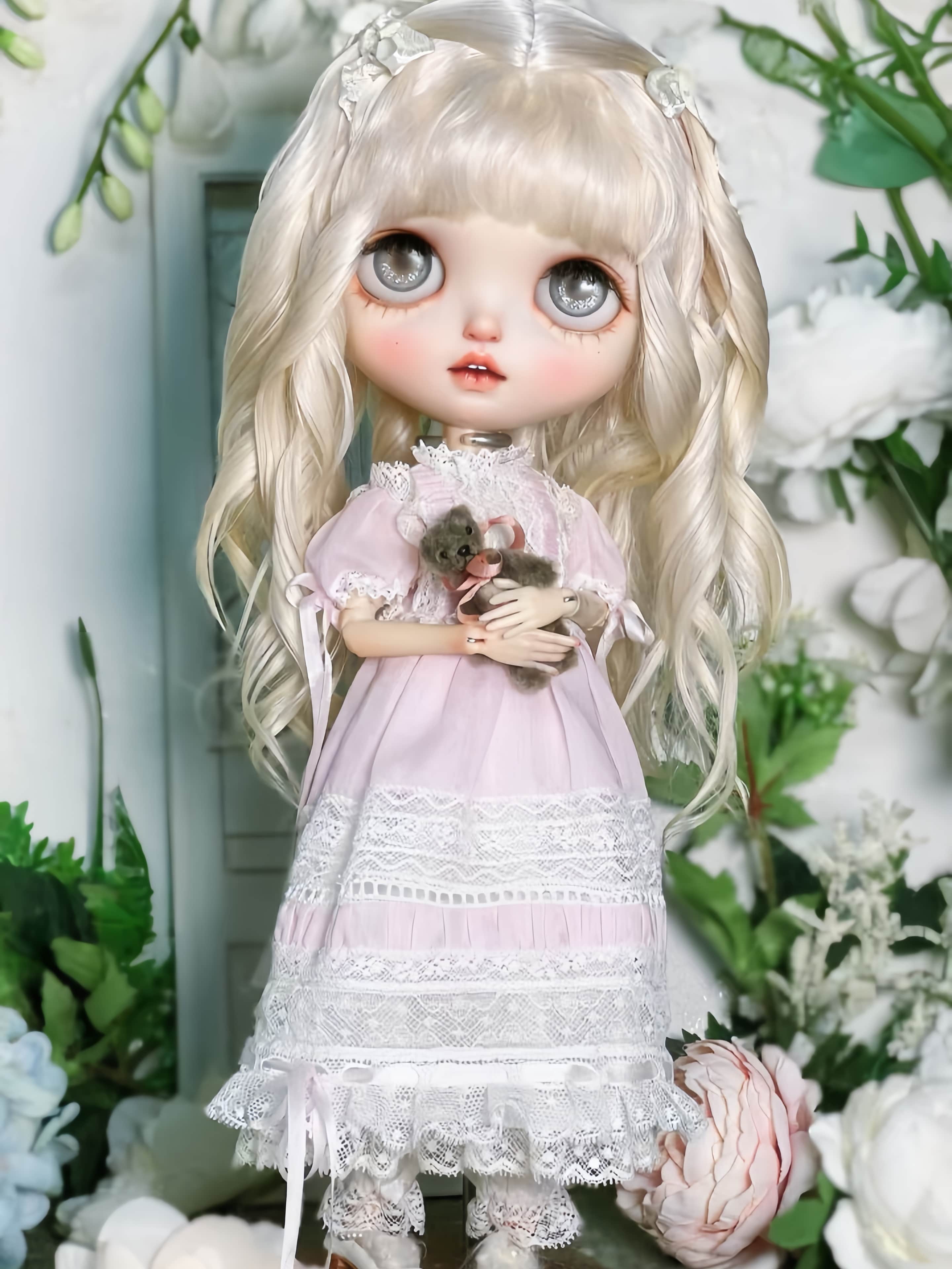 Blooming Lilac Blythe Dress Set On Doll Display | ToastDoll