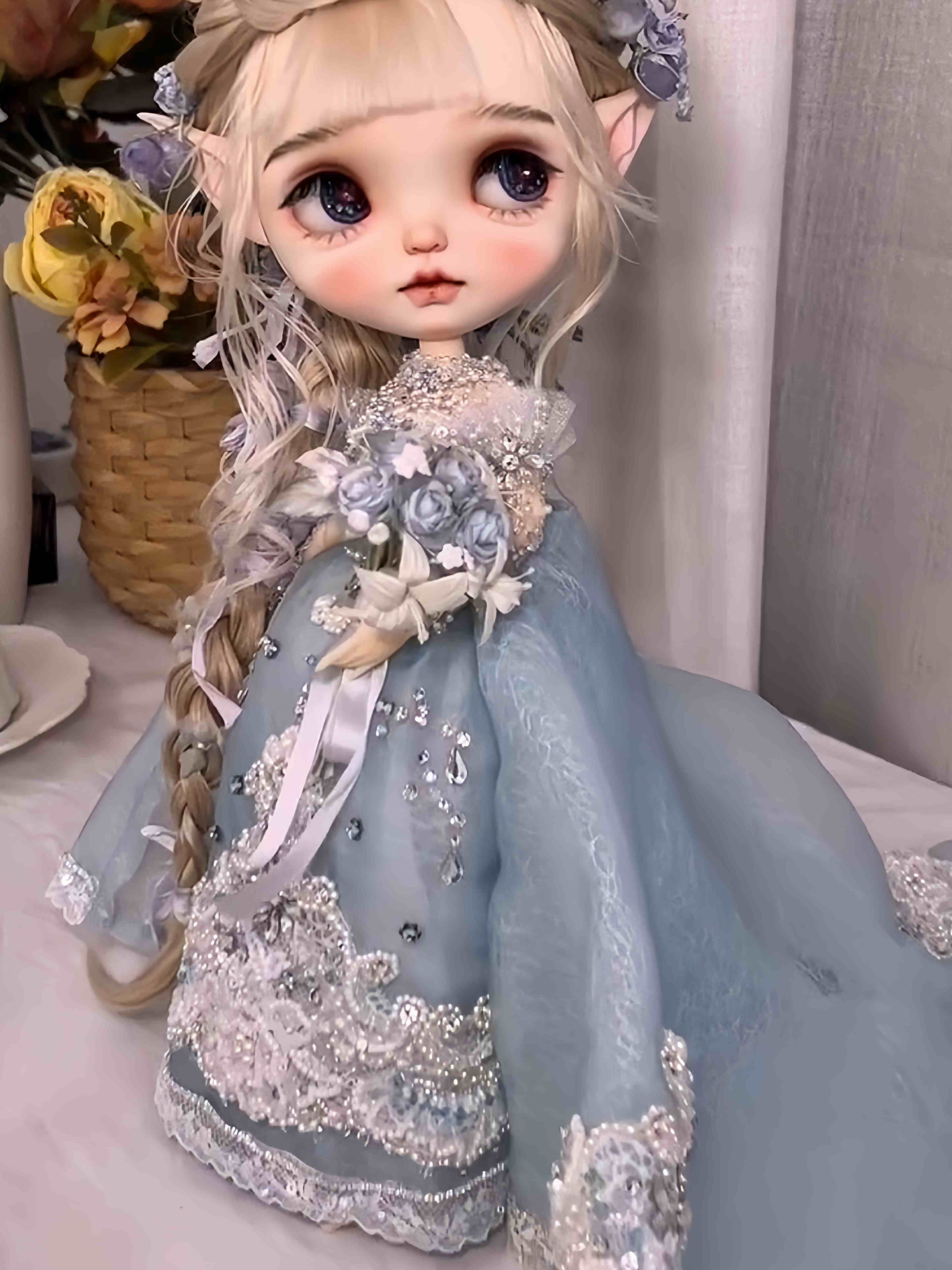 Sparkling Ice Trailing Blythe Gown  Close-up | ToastDoll