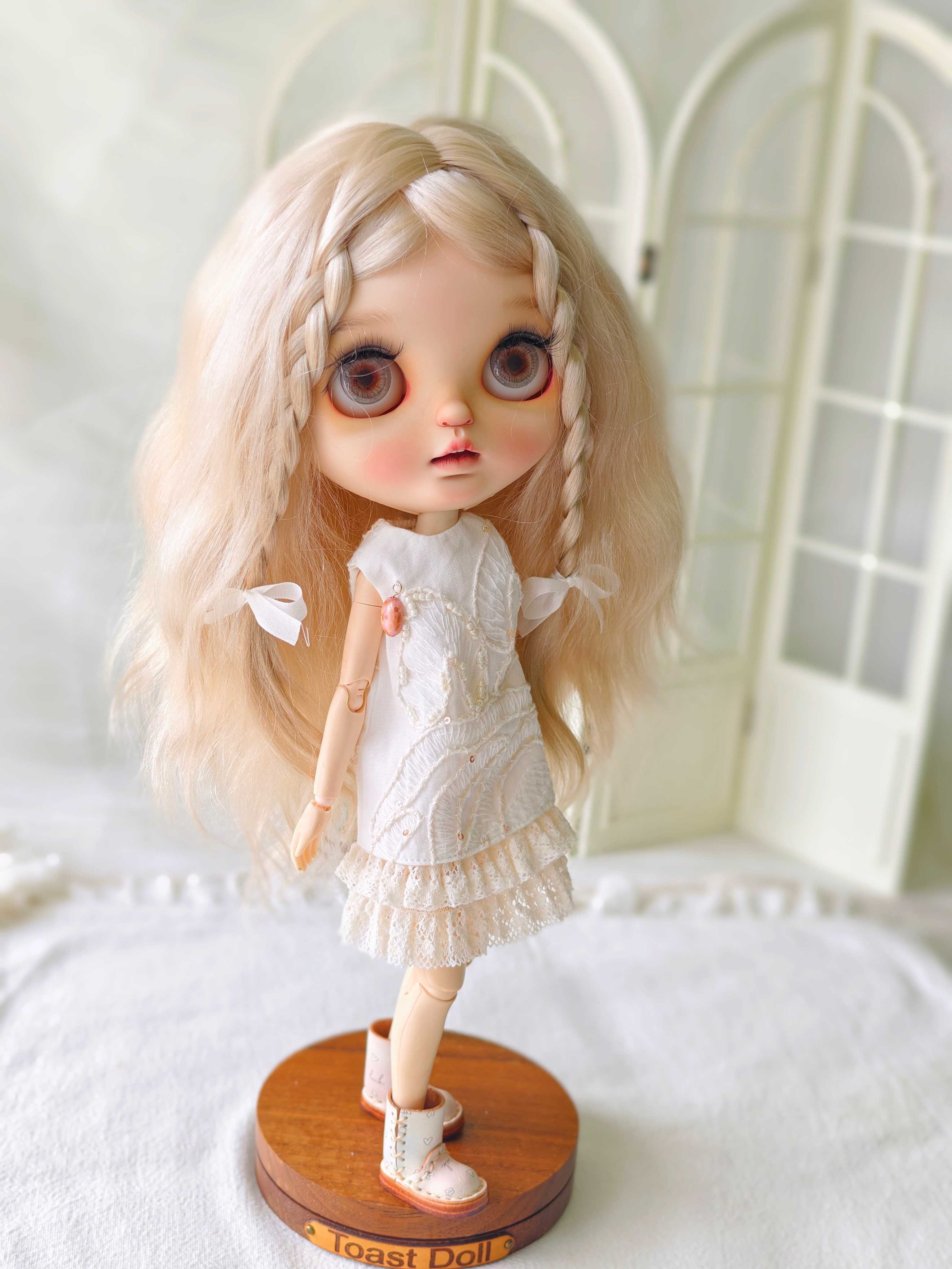 White Pure Lace Blythe Outfit Standing Pose | ToastDoll