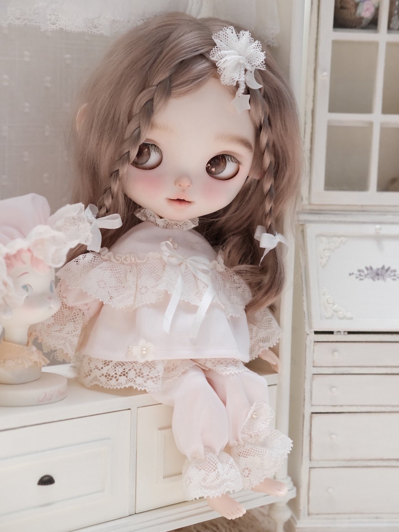 Ethereal Dreamy Lace Blythe Short Pink Outfit On Doll Display | ToastDoll