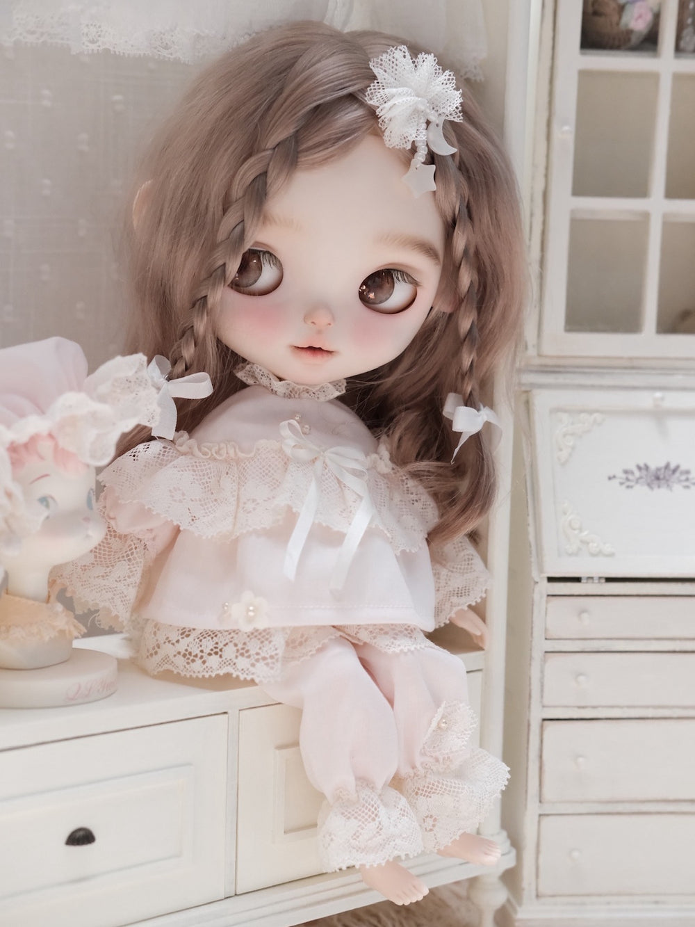 Ethereal Dreamy Lace Blythe Short Pink Outfit On Doll Display | ToastDoll