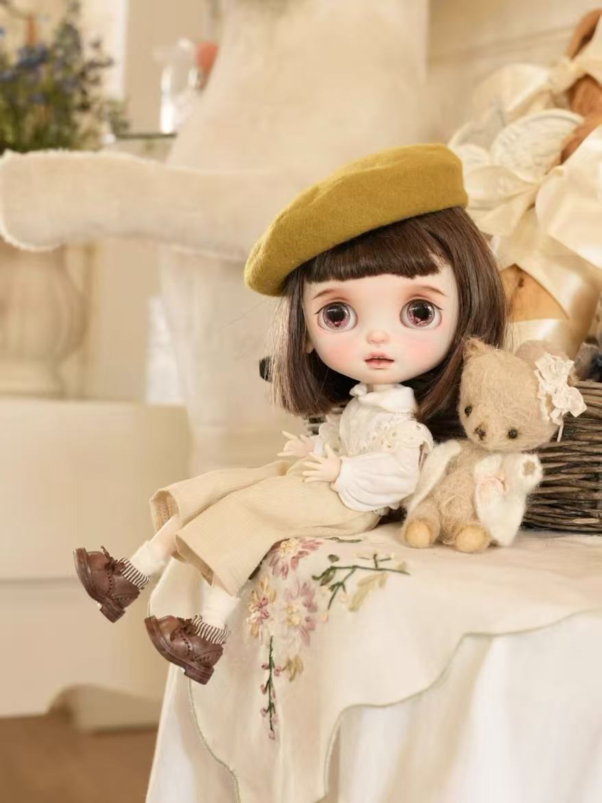 Brown Antique Tea Party Blythe Boots On Doll Display | TastDoll