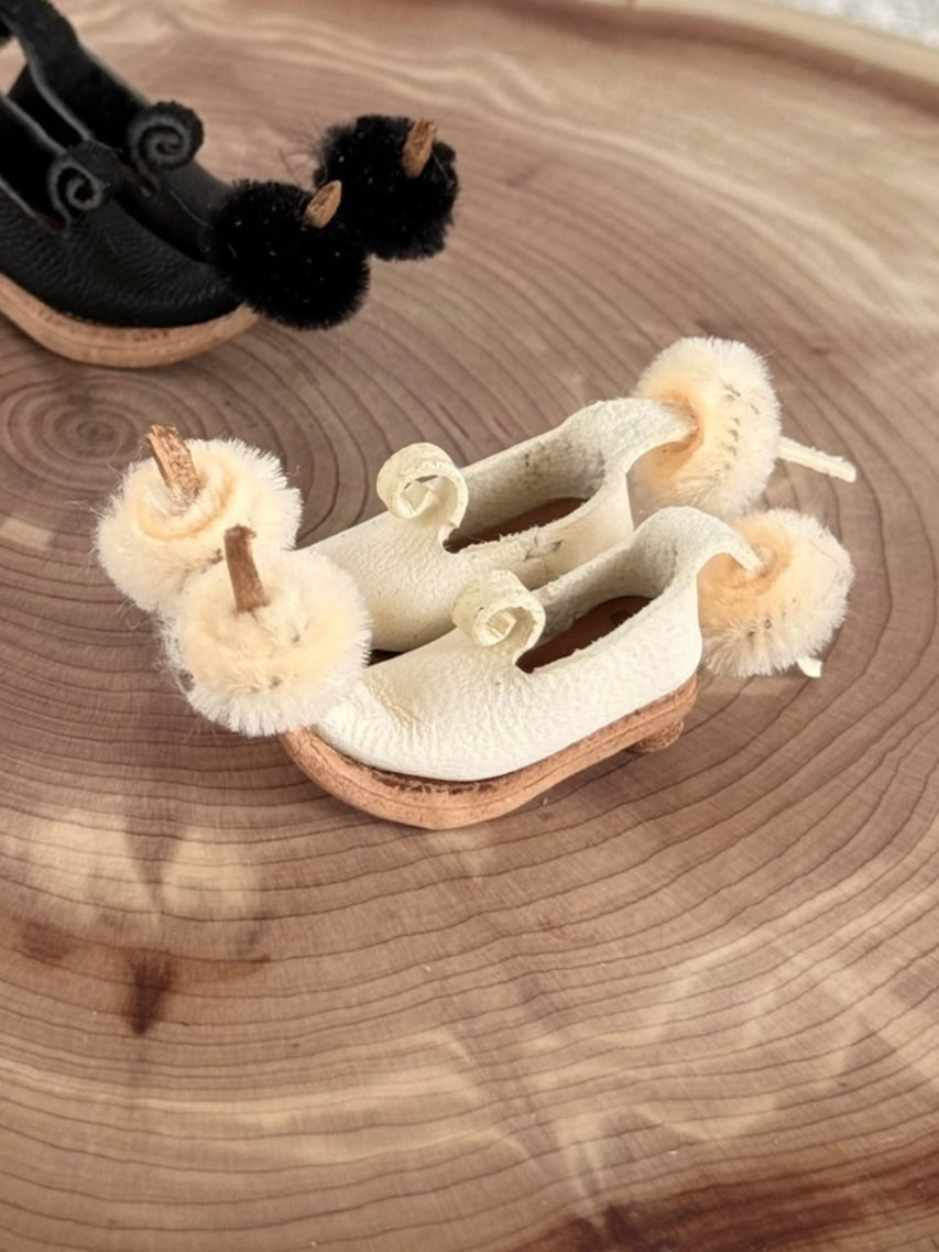 White Curved Jester Blythe Shoes | ToastDoll