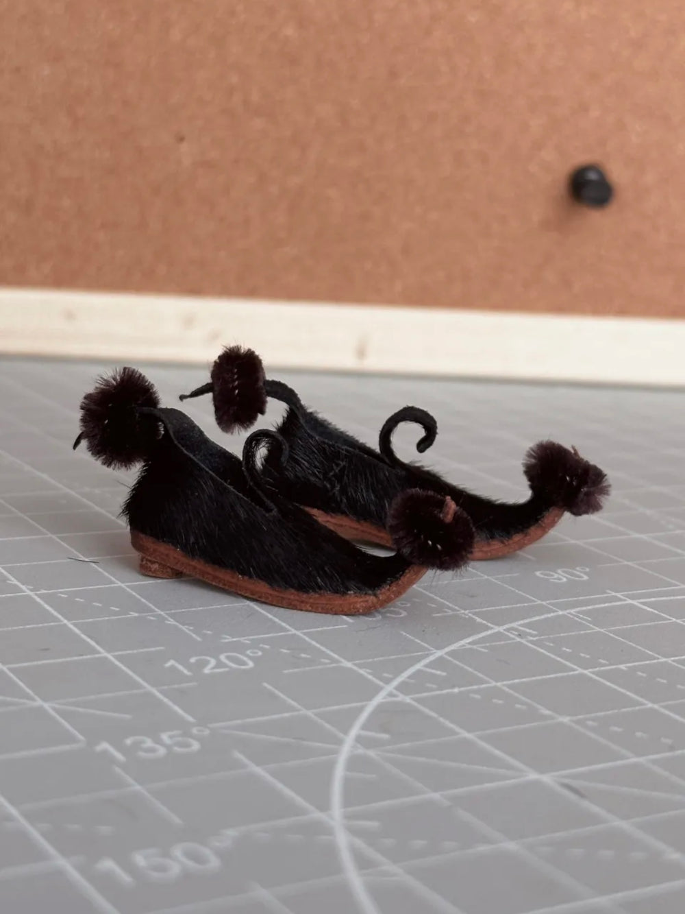 Black Fur Curved Jester Blythe Shoes | ToastDoll