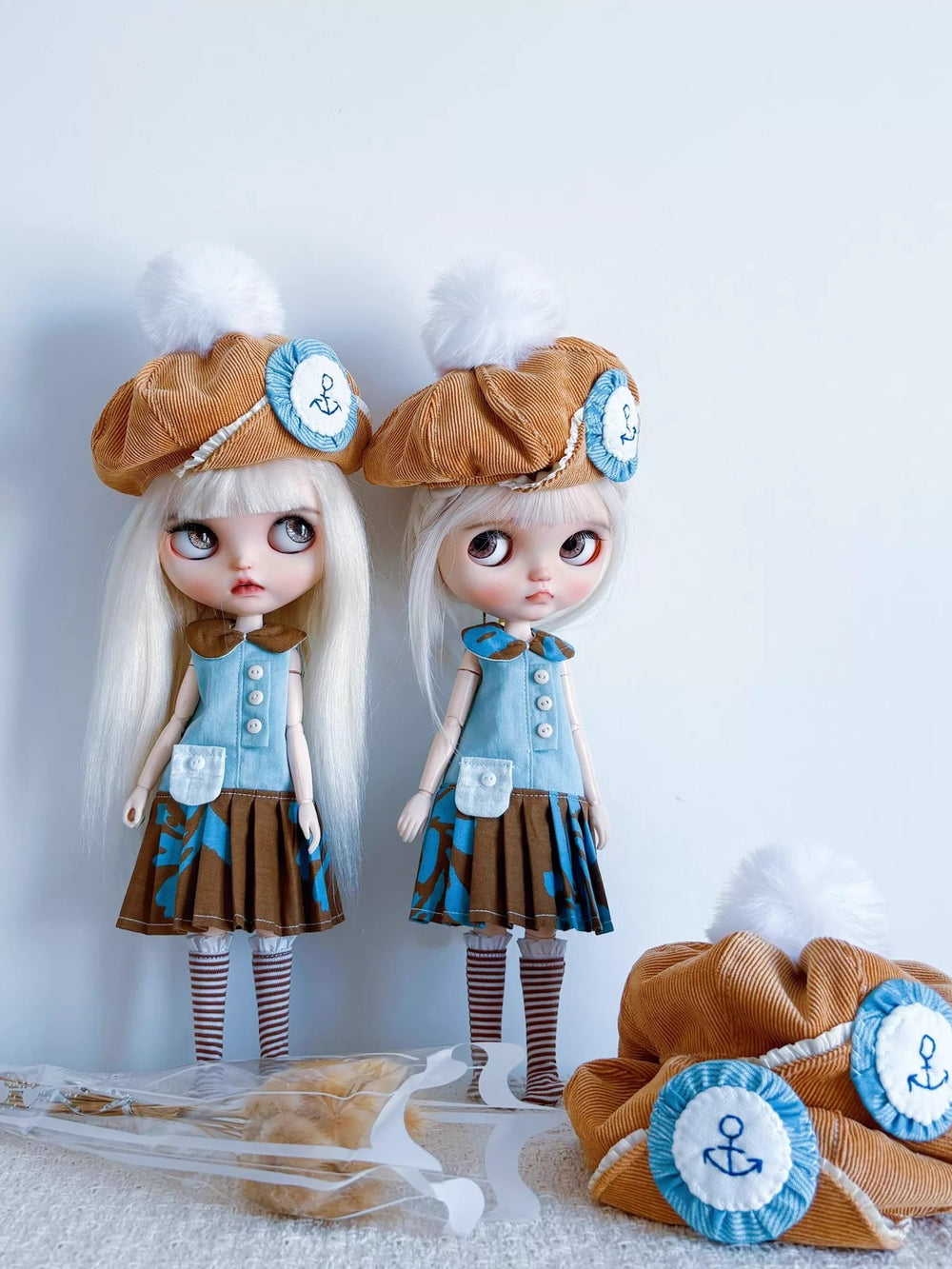 Caramel Preppy Blythe Set On Doll Display | ToastDoll