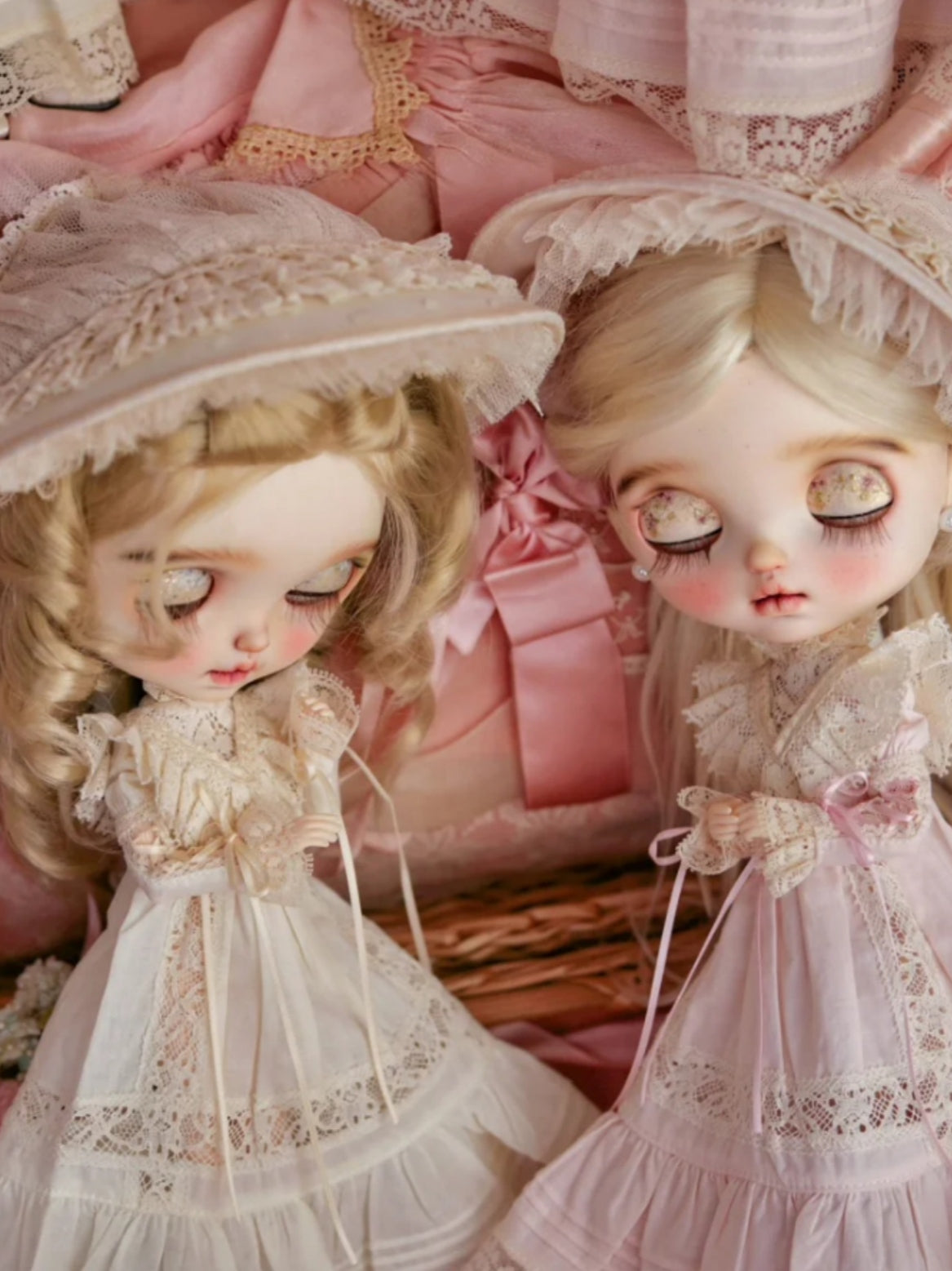 Vintage Lace Blythe Dress Close-up | ToastDoll