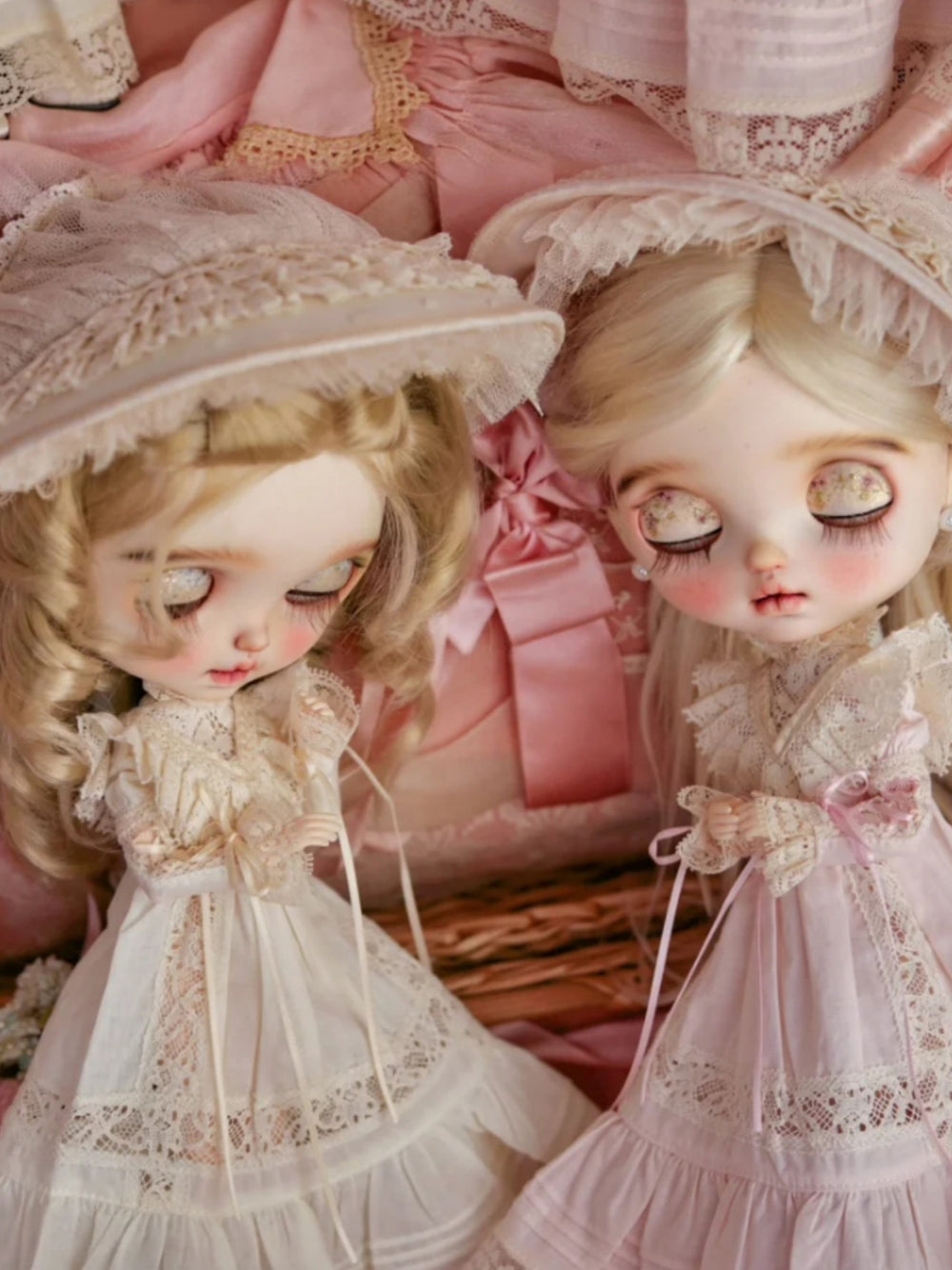 Vintage Lace Blythe Dress Close-up | ToastDoll