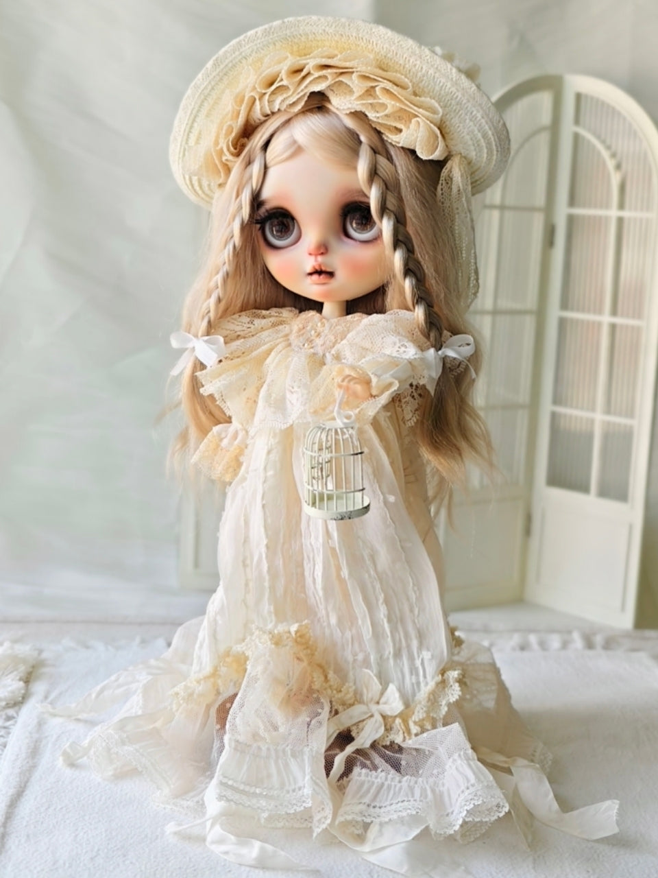 Vintage Prairie Blythe Antique-white Dress Sets On Doll Display | ToastDoll