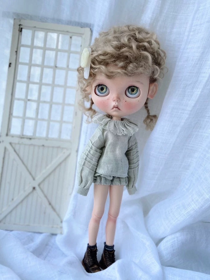 Retro Linen Ruffle Blythe Outfit Standing View | ToastDoll