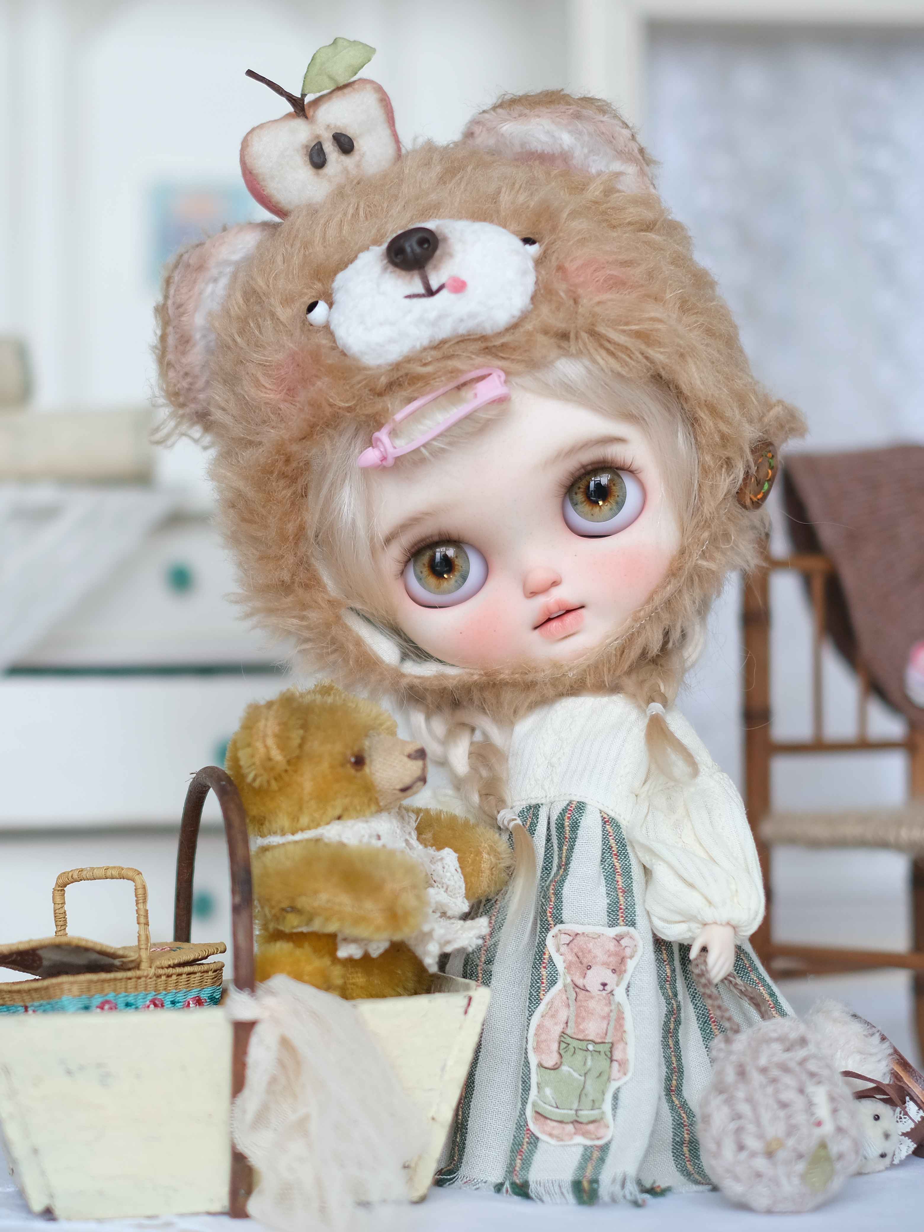Cute Bear Forest Blythe Brown Outfit Close-up | ToastDoll