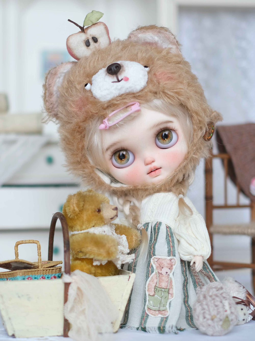 Cute Bear Forest Blythe Brown Outfit Close-up | ToastDoll