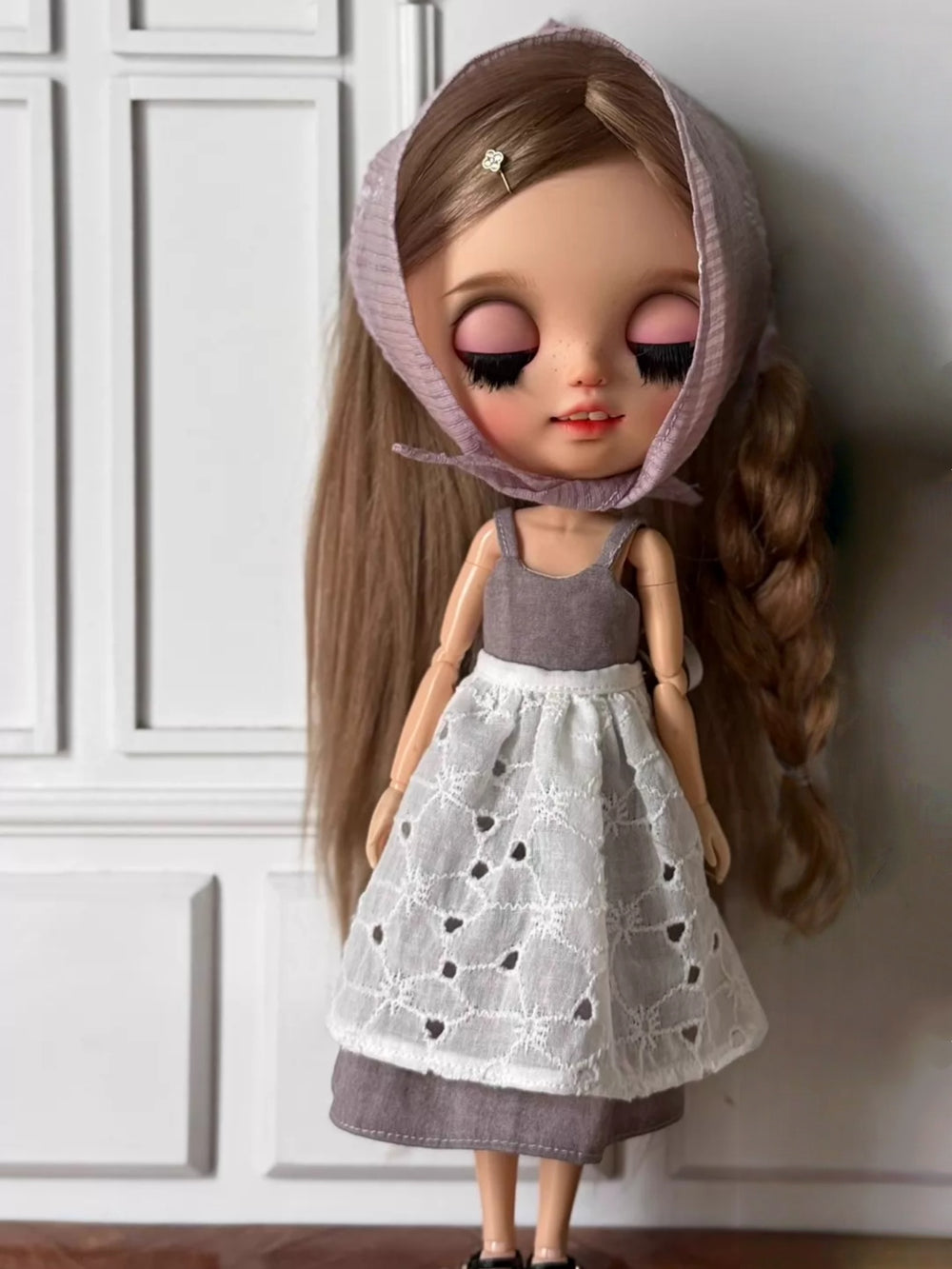 Rustic Apron Blythe 1/6 BJD Grey Set On Doll Display | ToastDoll