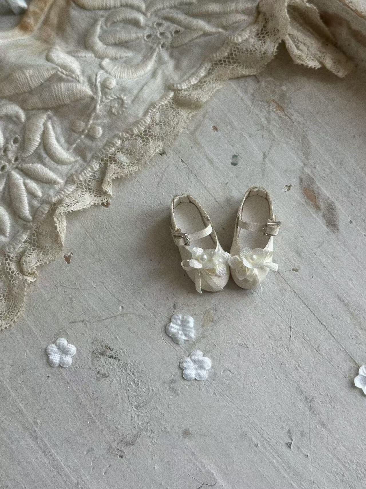 Sweet White Blythe Mary Janes - Handmade Doll Shoes - ToastDoll