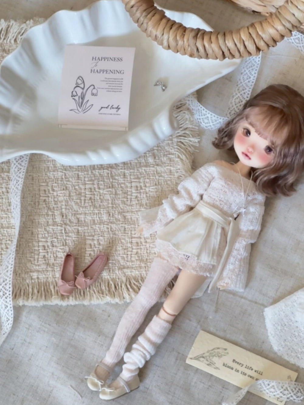 White Off-Shoulder Blythe BJD Outfit On Doll Display | ToastDoll
