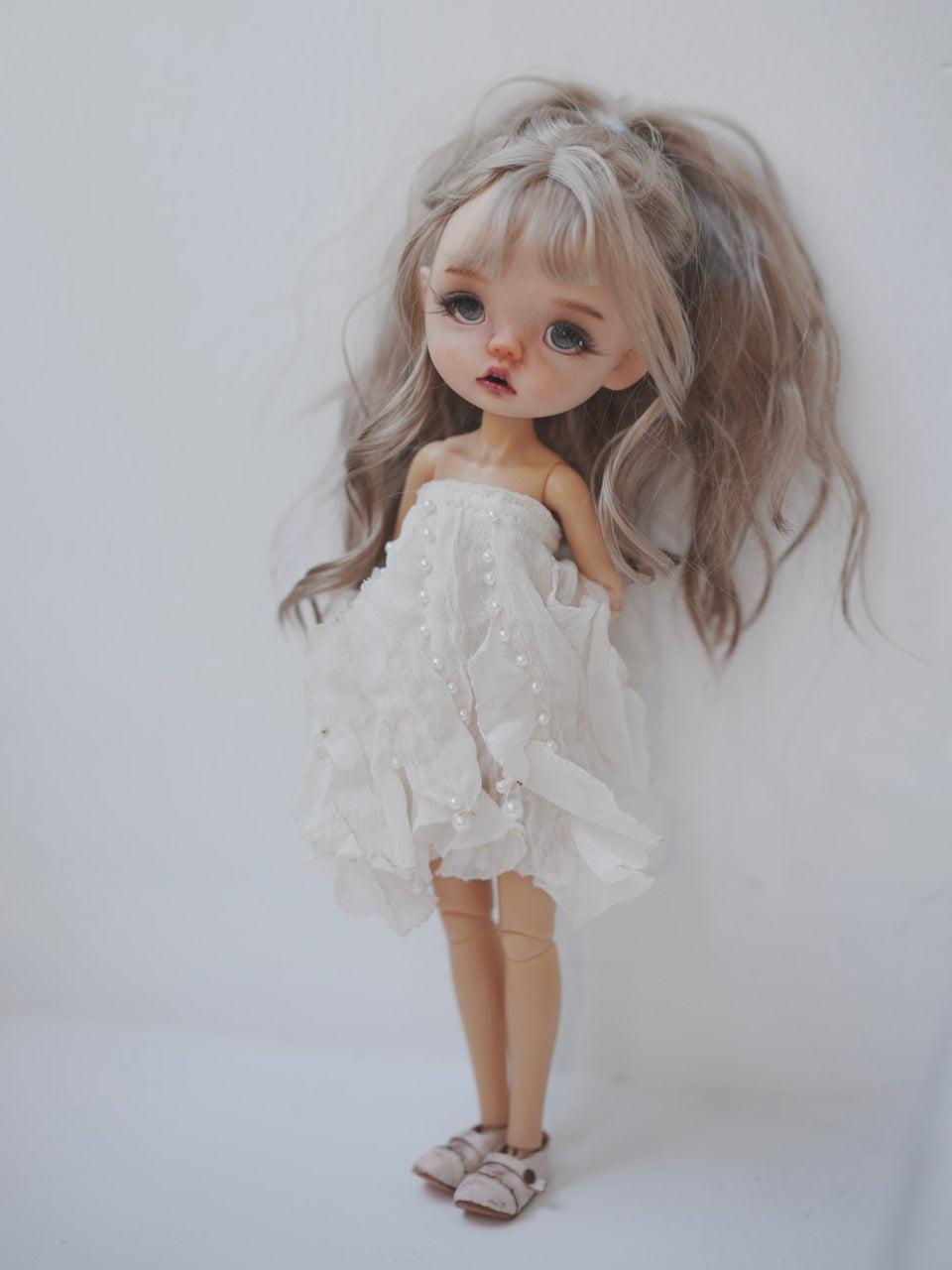 White Blythe BJD Dress On Doll Display | ToastDoll