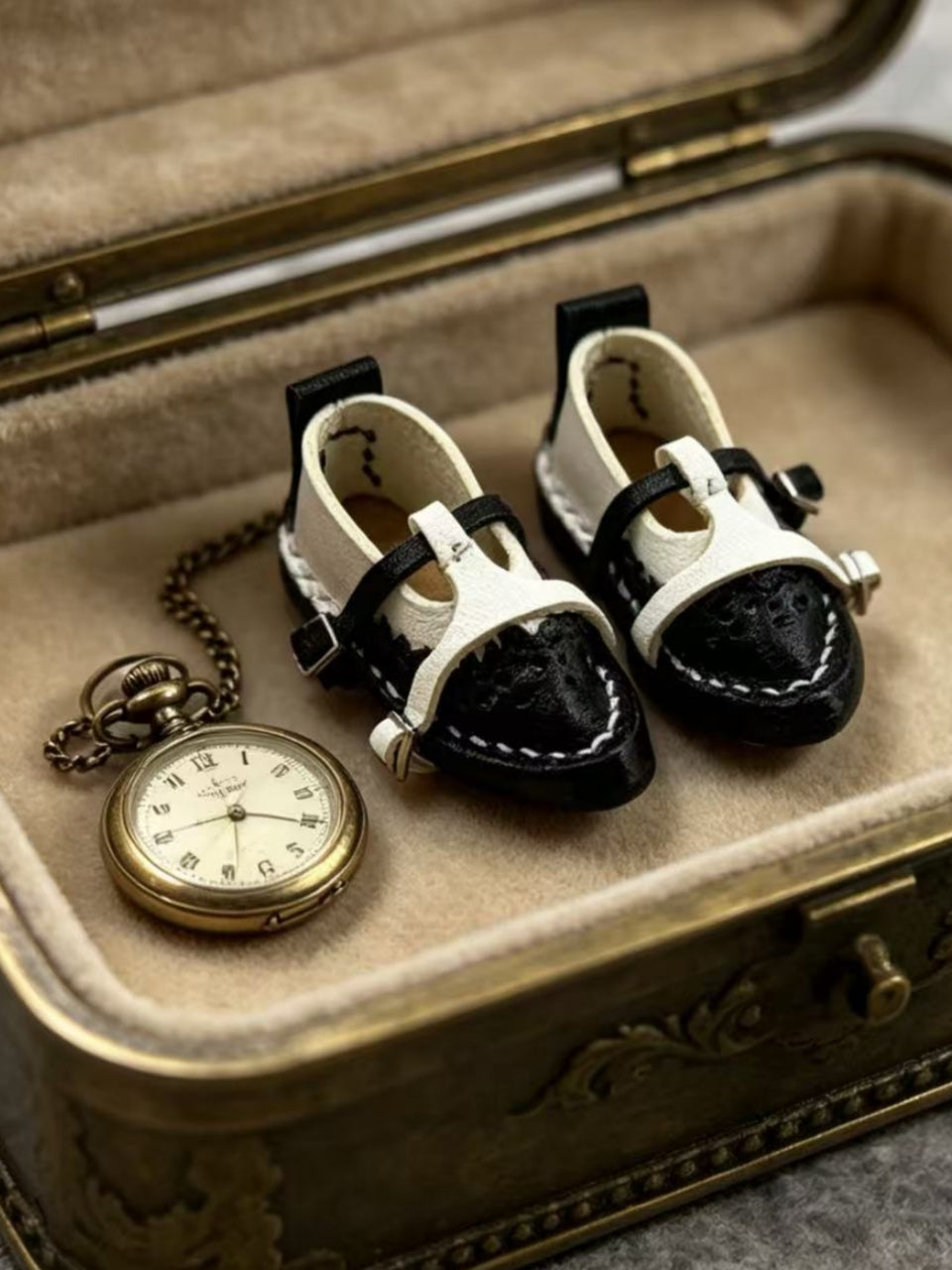 Leather Pointed-toe Blythe Black and White Colorway Sandals | ToastDoll