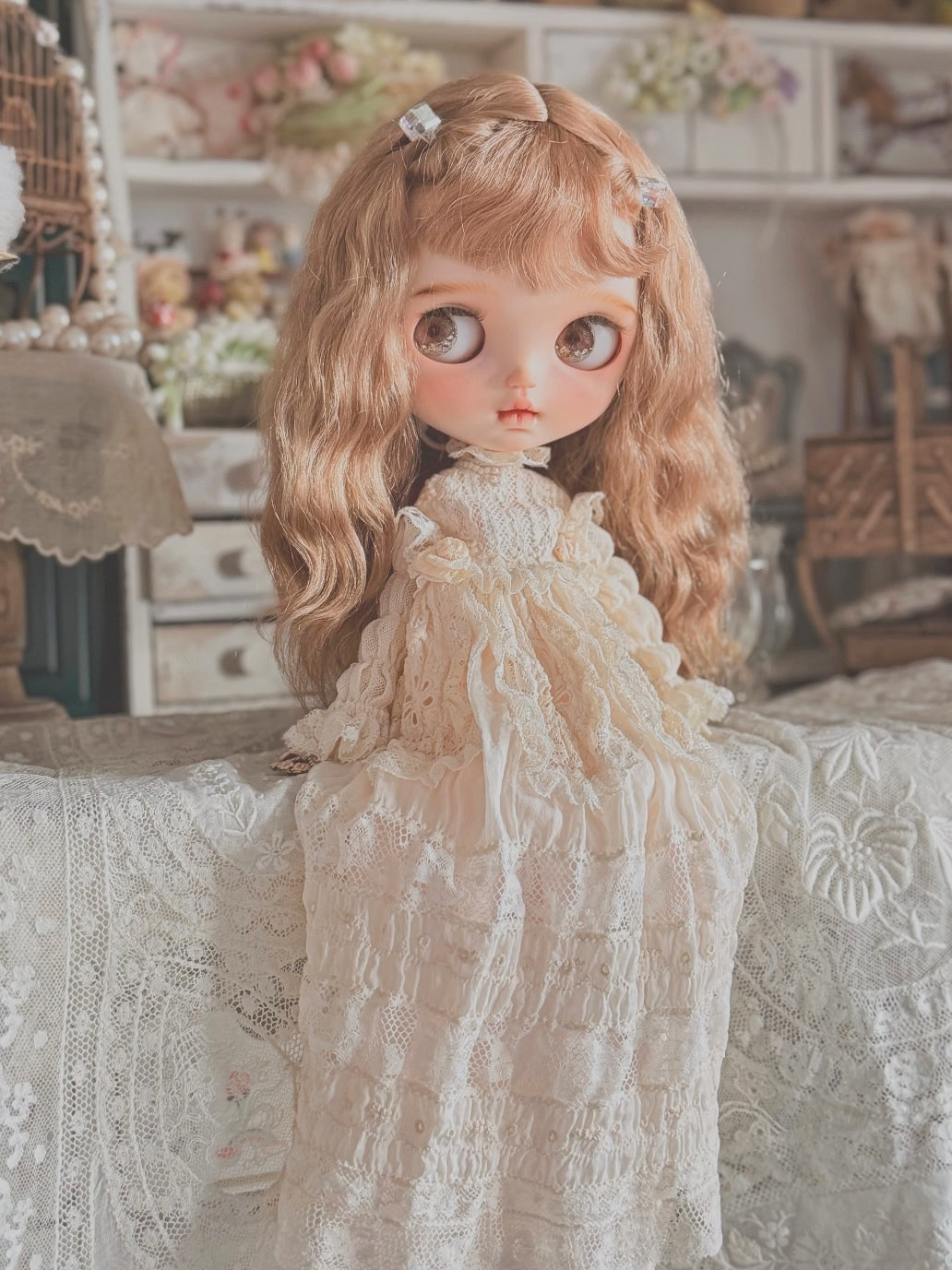 Floor-length Trailing Lace Gown Sitting Pose | ToastDoll