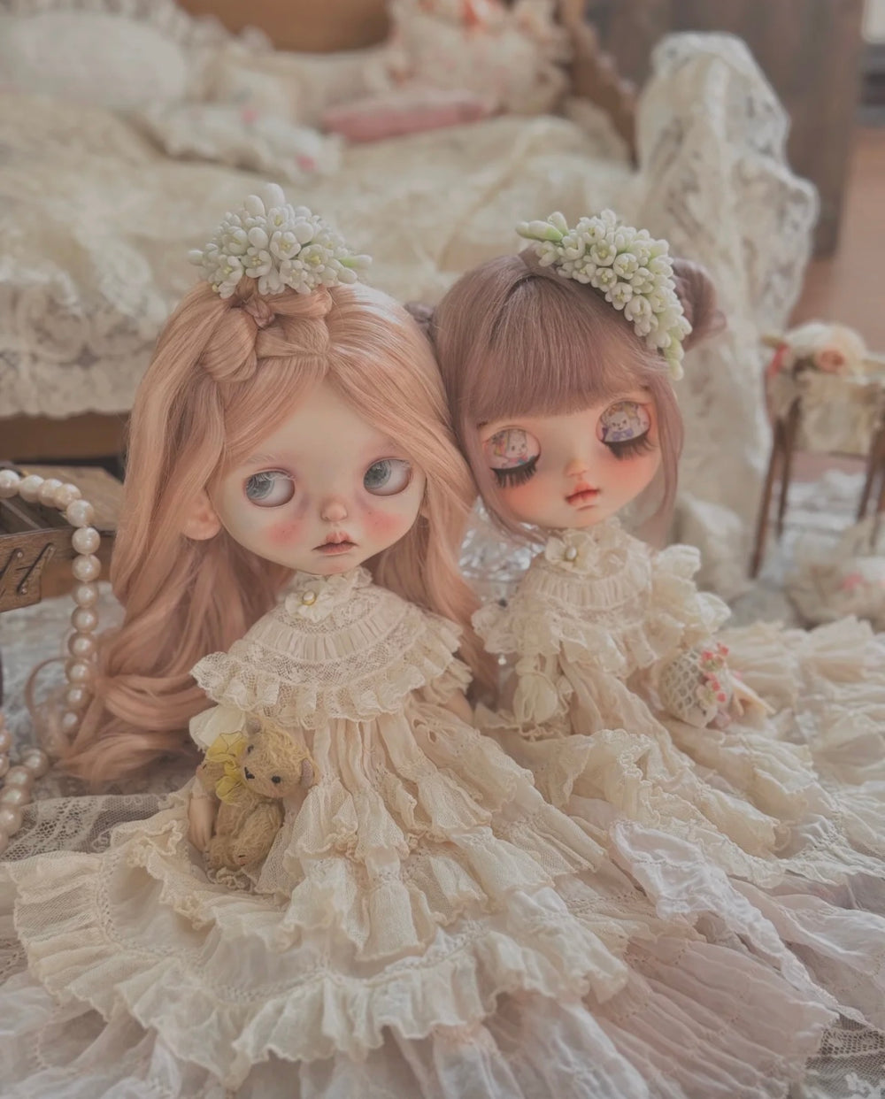 Floor-length Trailing Lace Gown Sitting Pose | ToastDoll