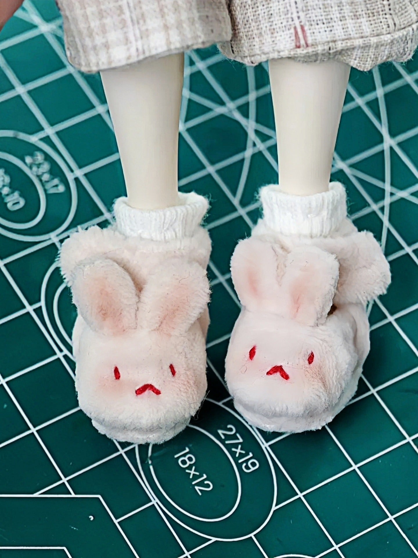Fluffy Bunny Blythe Booties On Doll Display | ToastDoll