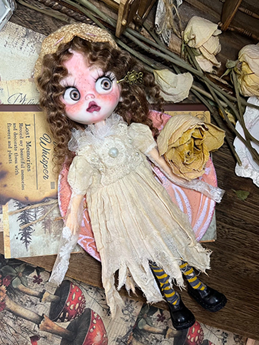 Antiqued Pearl Blythe Dress On Doll Display | ToastDoll