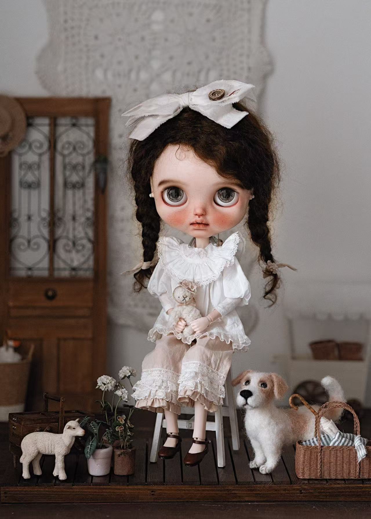 White Antique Blythe Outfit On Doll Display | ToastDoll