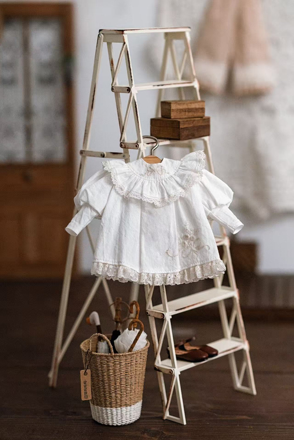 White Antique Blythe Outfit Detail | ToastDoll