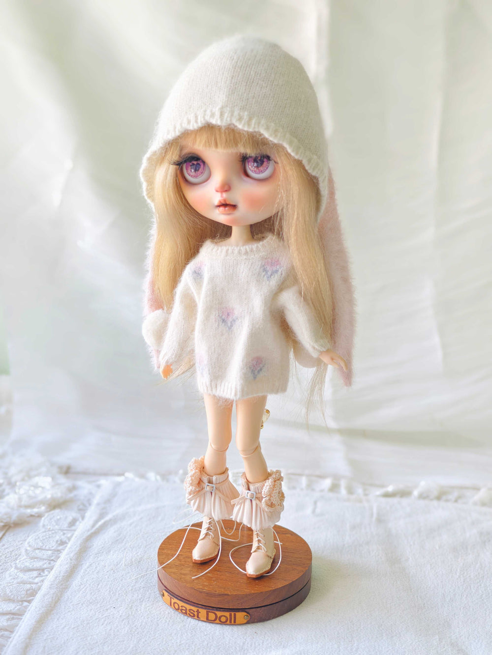 Blooming Edges Blythe Leather Boots On Doll Display | ToastDoll