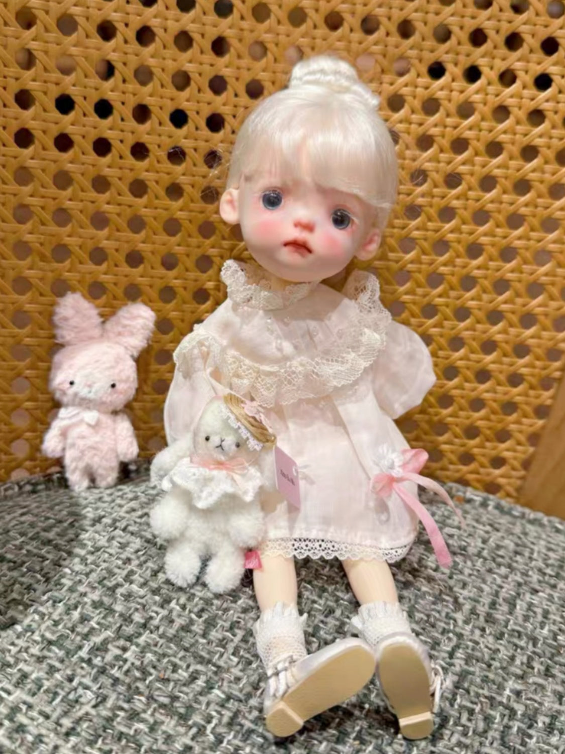 Pastel Macaron Lace Blythe Outfit Half Body Shot | ToastDoll