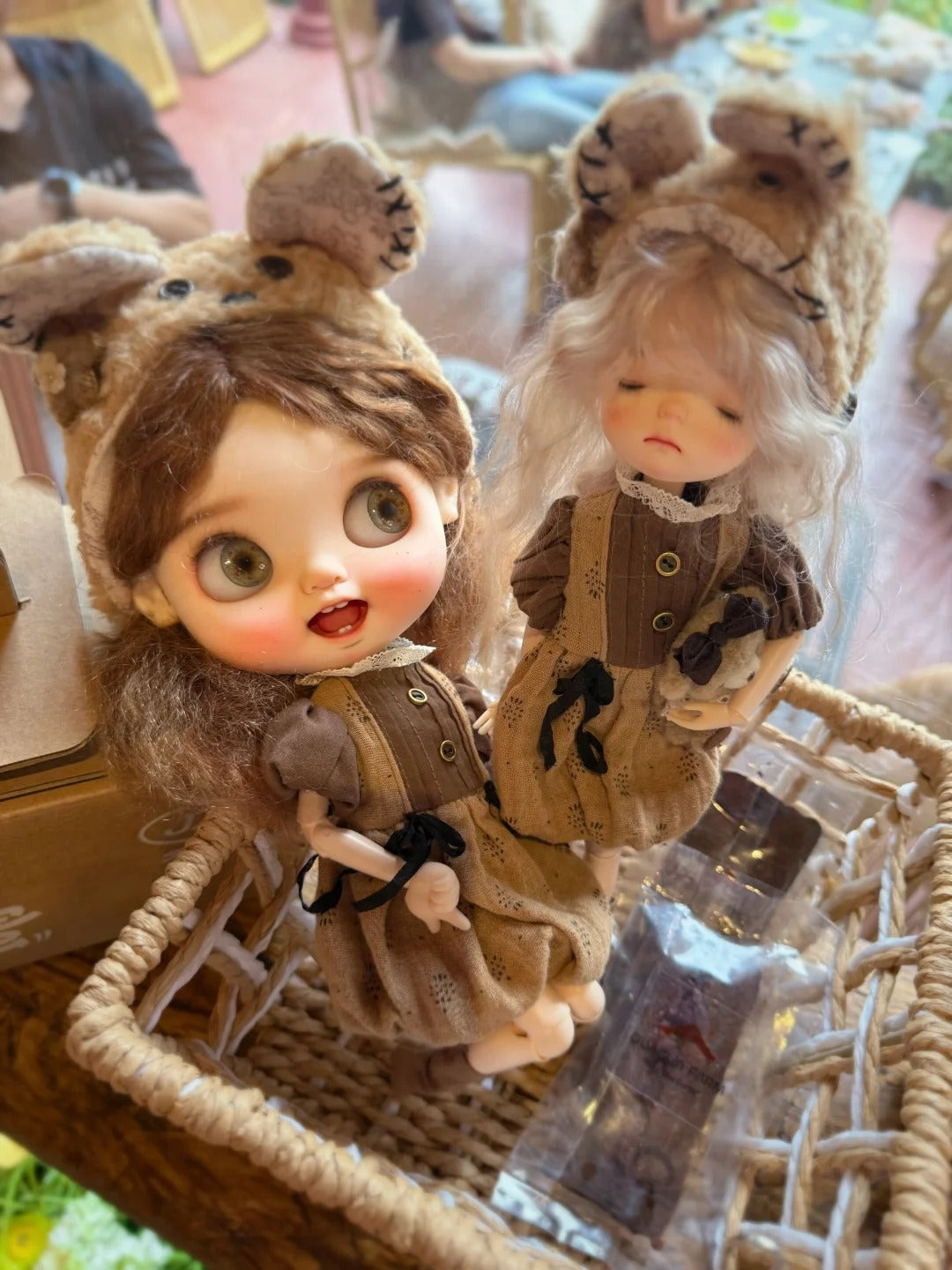 Brown Chestnut Blythe BJD Set On Doll Display | Toastdoll