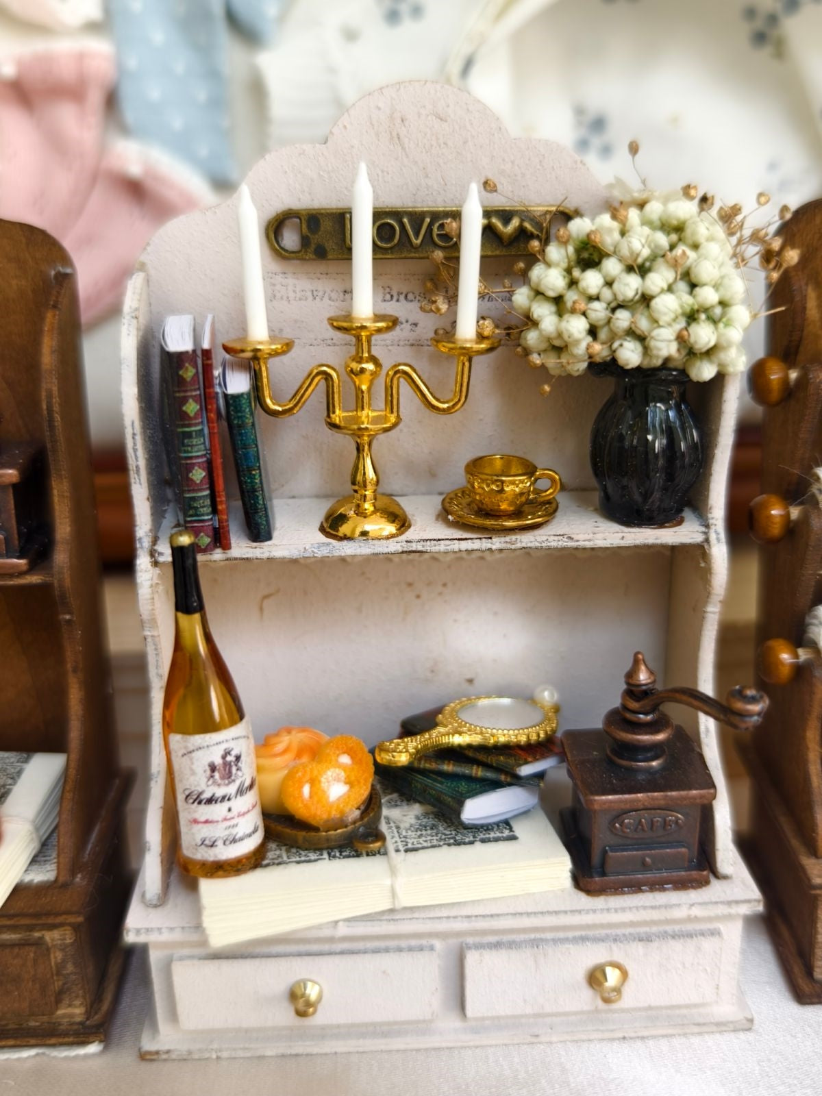 1/6 1/12 Scale Miniature Dollhouse Display Shelf with Mini Trinkets