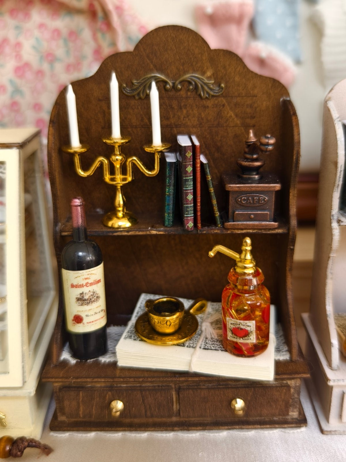 1/6 1/12 Scale Miniature Dollhouse Display Shelf with Mini Trinkets