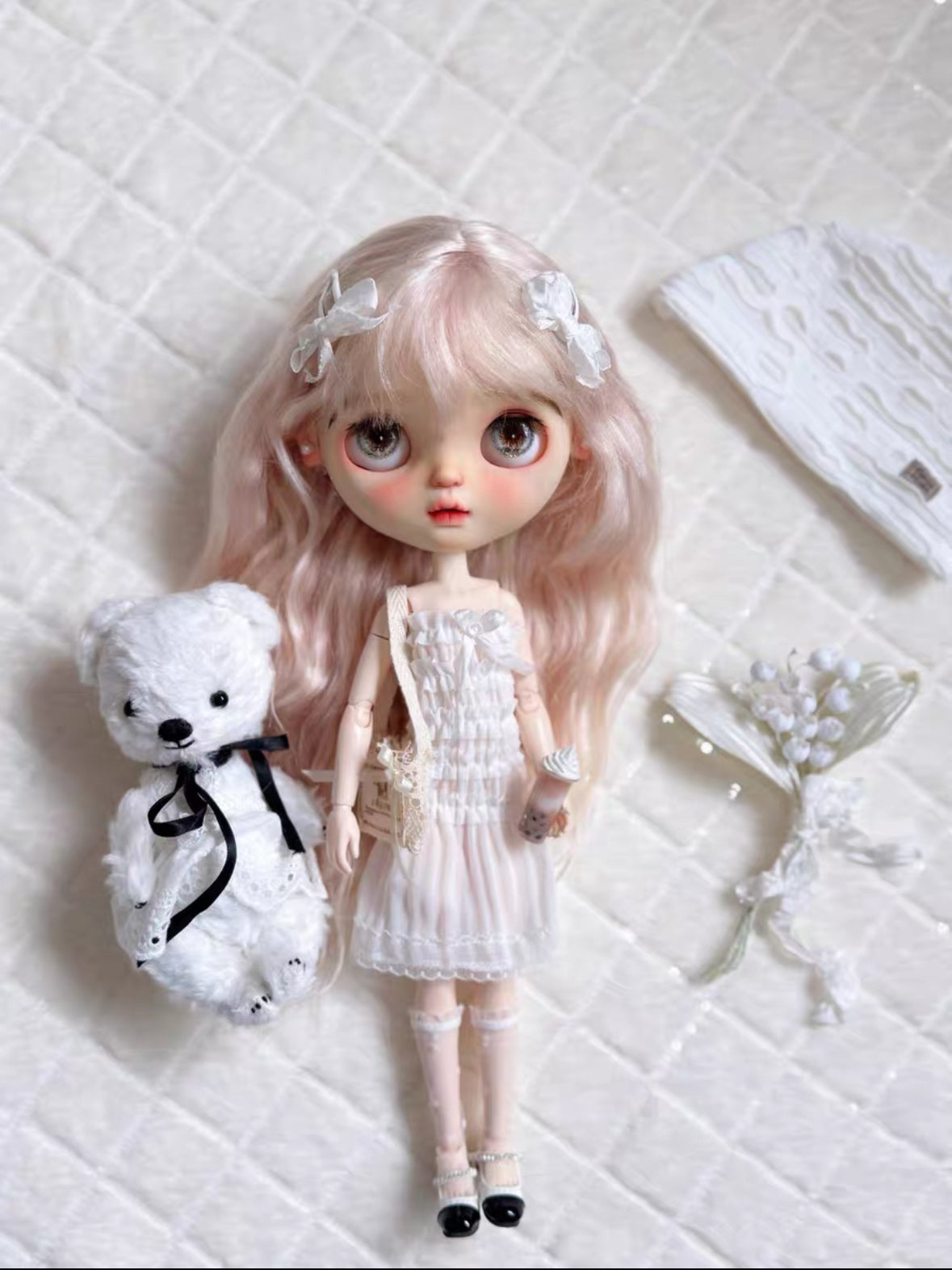 White Pleated Blythe Dress Set On Doll Display | ToastDoll
