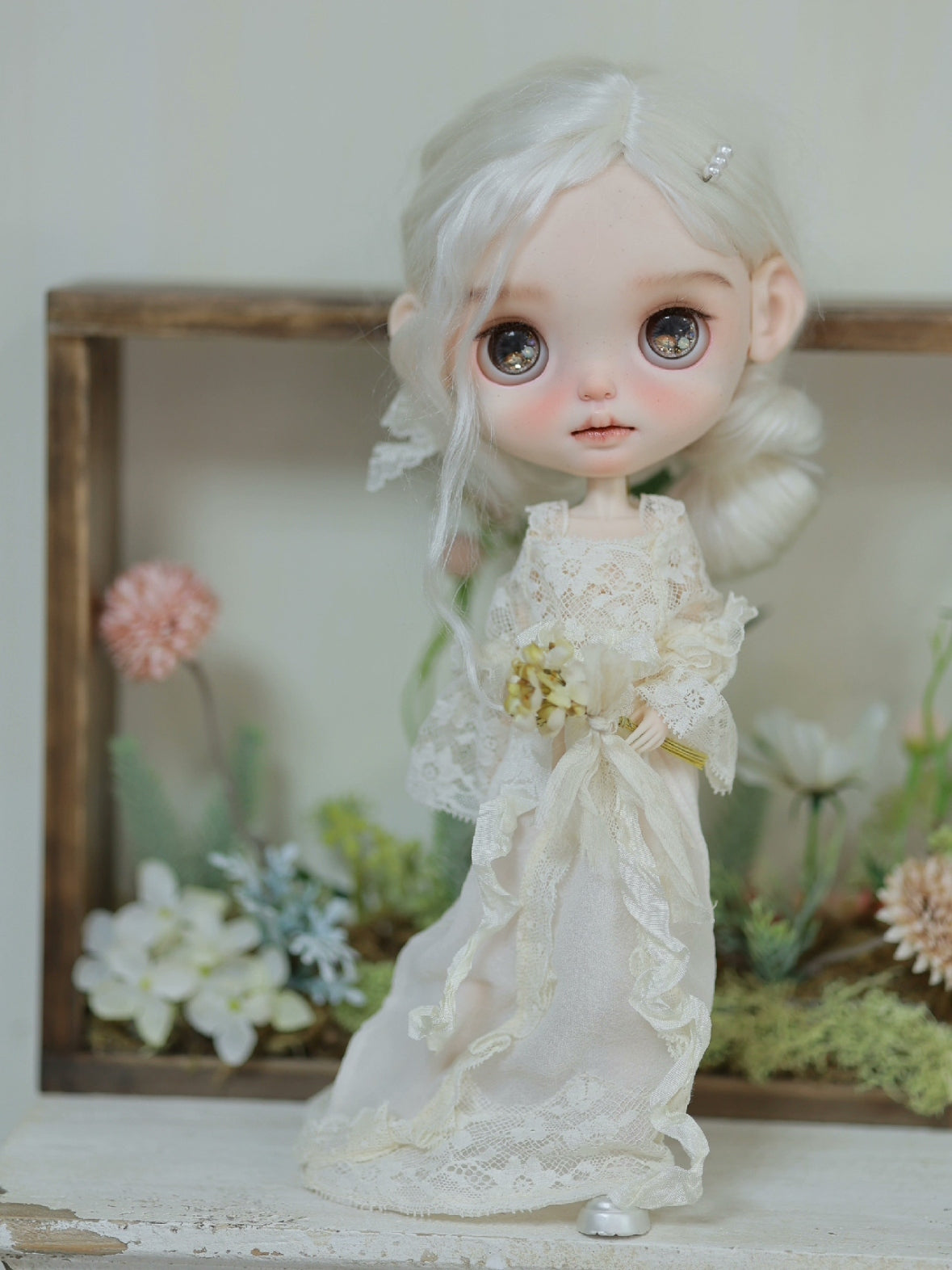 Elegant Silk Lace Blythe BJD Dress Set On Doll Display | ToastDoll