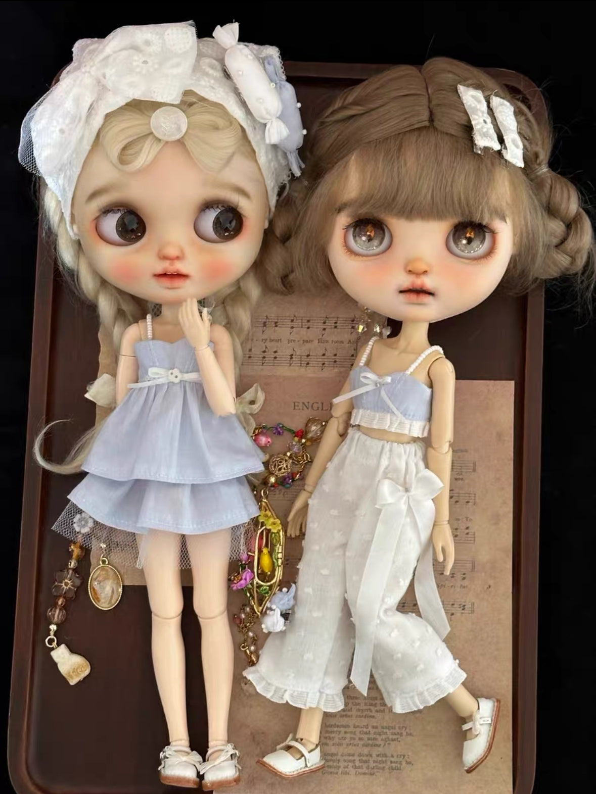 Cool Breeze Casual Blythe Outfit On Doll Display | ToastDoll