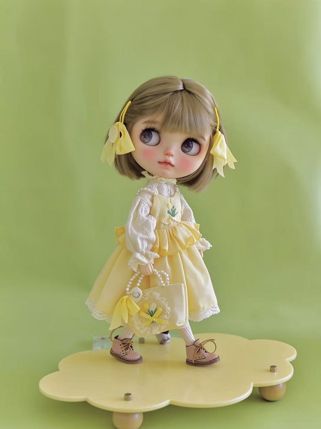 Yellow Tulip Blythe Outfit On Doll Display | ToastDoll