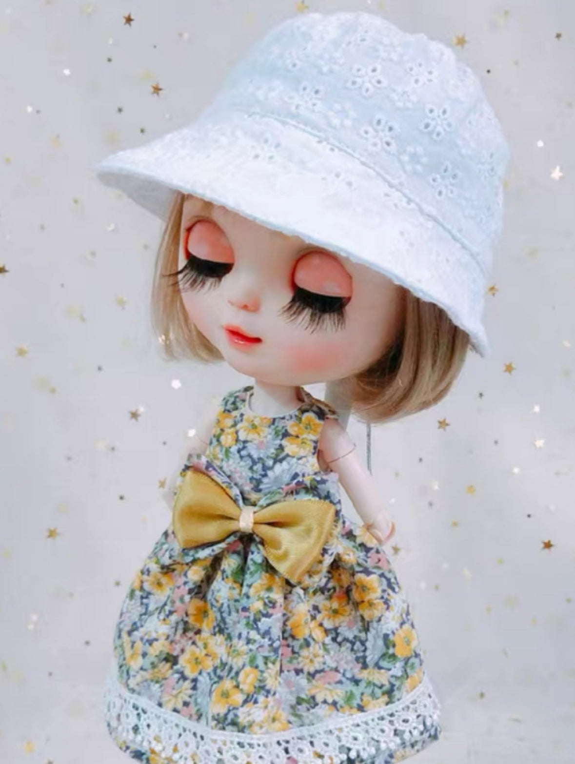 Fabric Bucket Blythe Hat On Doll Display | ToastDoll